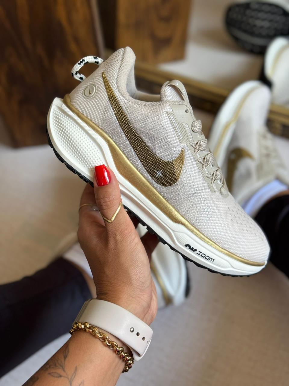 NIKE PEGASUS TRAIL 5 OFF/DOURADO - Imagem 2